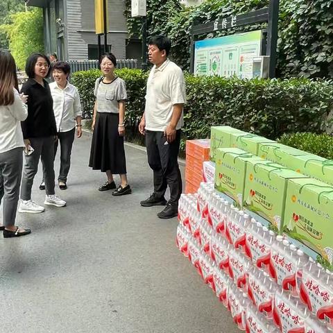 人大代表送清凉 浓浓关怀暖民心