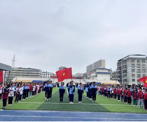 “红领巾与红旗齐飘扬，我与祖国同成长” ——通城县第一小学