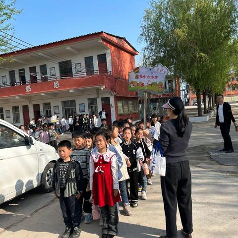 拥抱春天，我们一起“趣”春游 ——东杜中心小学春游记