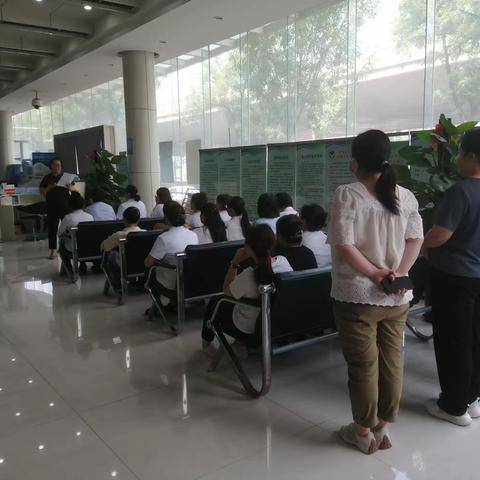 堤口路街道便民大厅召开纪律作风通报会议