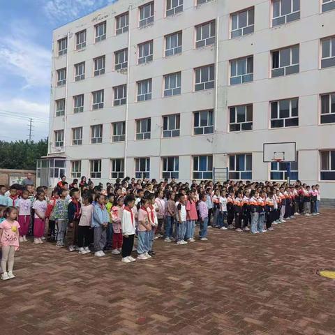 当铺地中心校兴隆洼小学“凝心聚力开新篇 乘风破浪启新航”开学典礼暨感恩教师节表彰大会