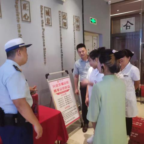 龙华区消防救援大队对辖区人员密集场所开展消防安全检查加宣传