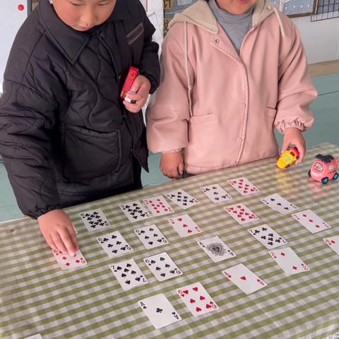 益智区：扑克抢车位