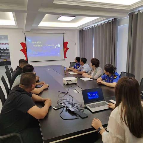 县城管局调度城管进社区工作