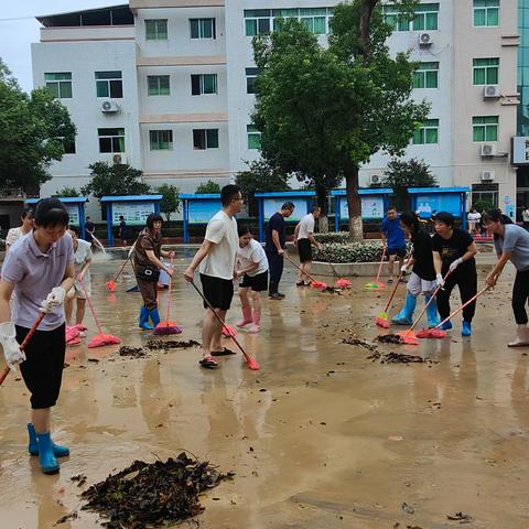 闻“汛”而动战洪水，齐心协力护校园——梅江区西阳学校防汛工作纪实