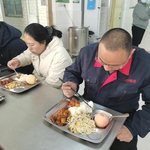 家校共育促成长，“食”刻相伴有保障——二七区马寨二中开展家长陪餐活动