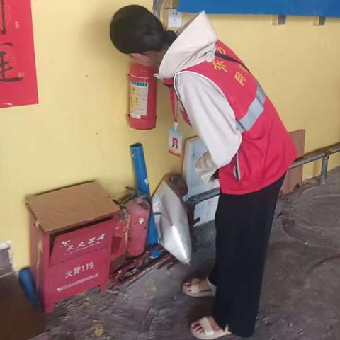 八所镇福民居委会网格员开展消防巡查工作