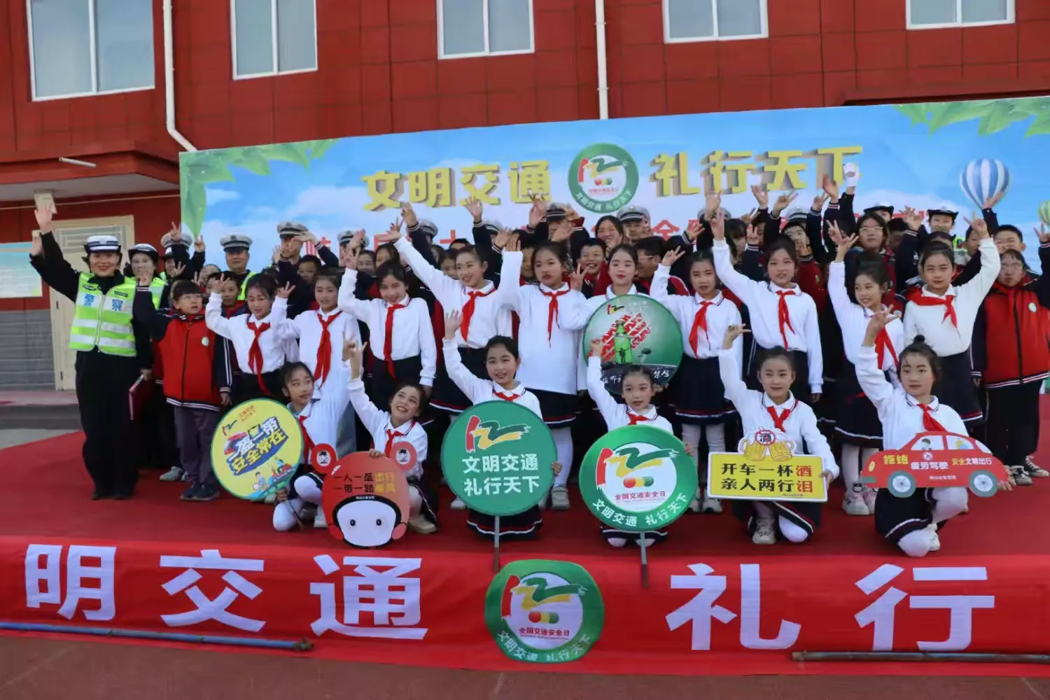 简篇-宝鸡交警“花式宣传”!“122”全国交通安全日预热氛围感拉满