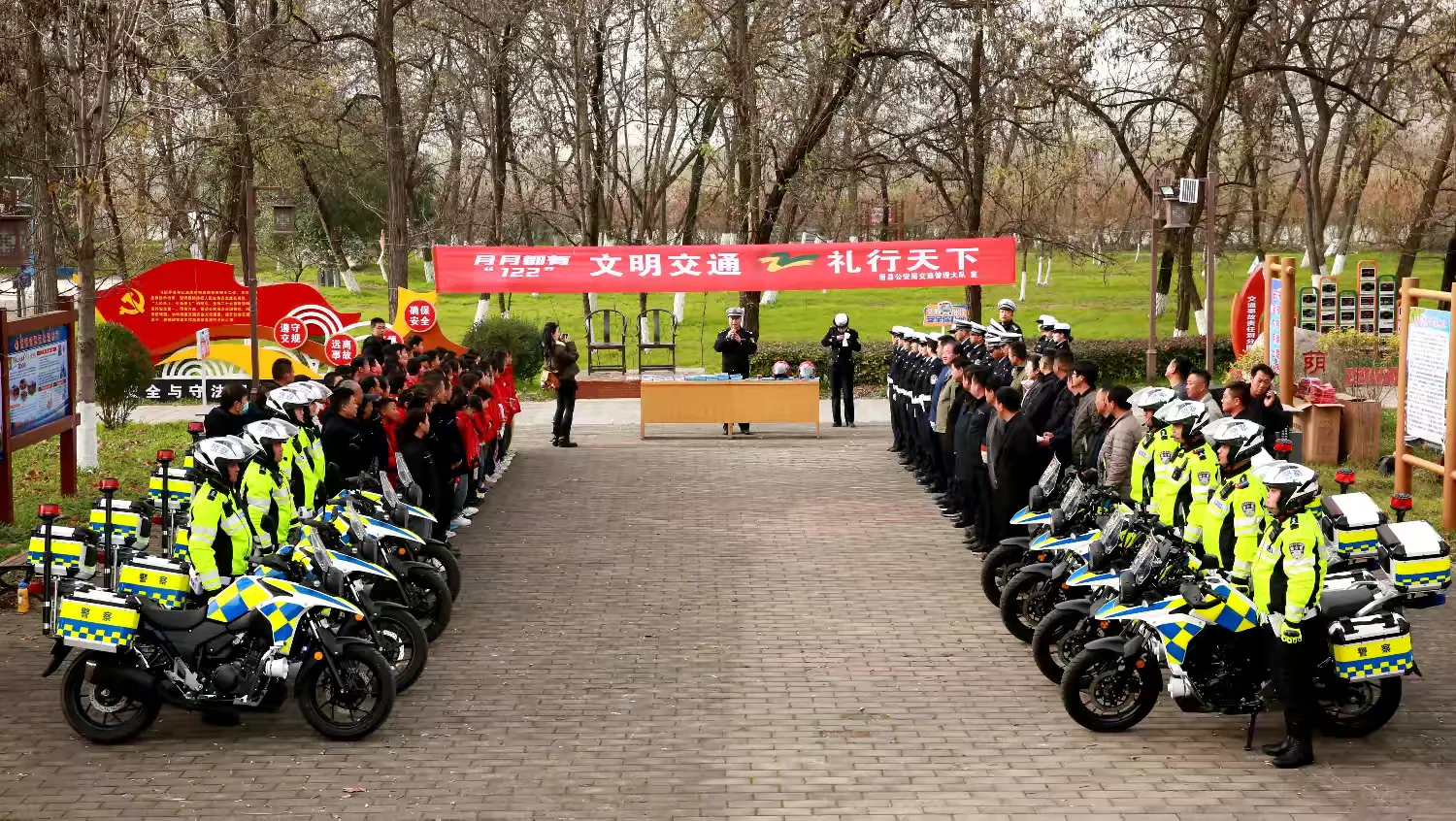 简篇-宝鸡交警“花式宣传”!“122”全国交通安全日预热氛围感拉满