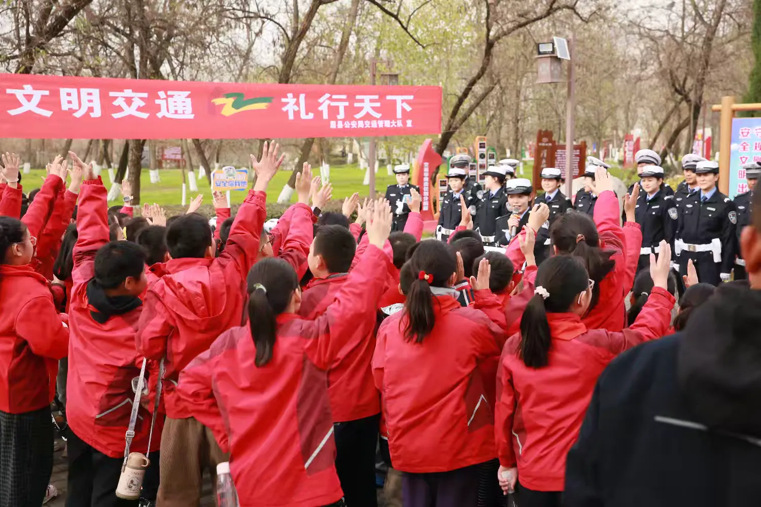 简篇-宝鸡交警“花式宣传”!“122”全国交通安全日预热氛围感拉满