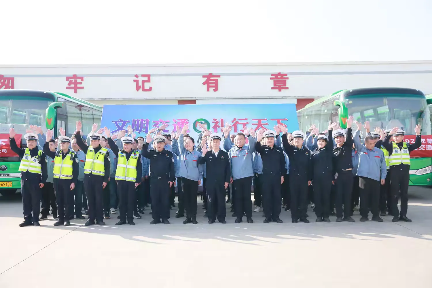 简篇-宝鸡交警“花式宣传”!“122”全国交通安全日预热氛围感拉满