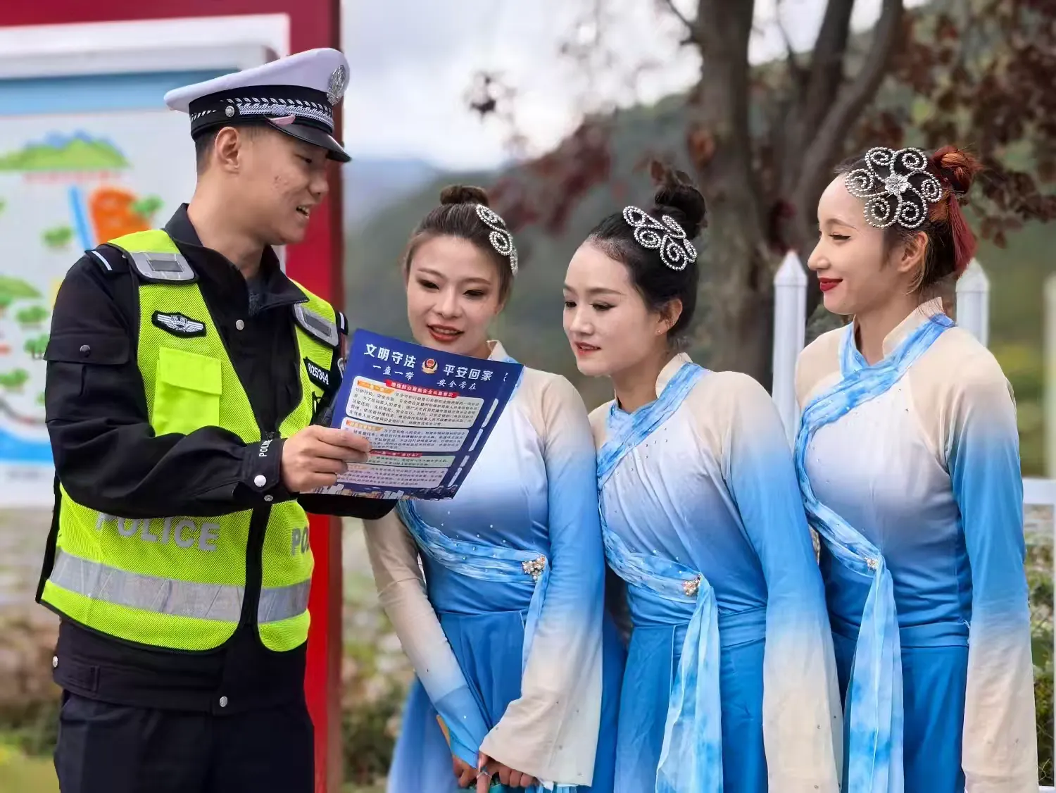 简篇-宝鸡交警“花式宣传”!“122”全国交通安全日预热氛围感拉满