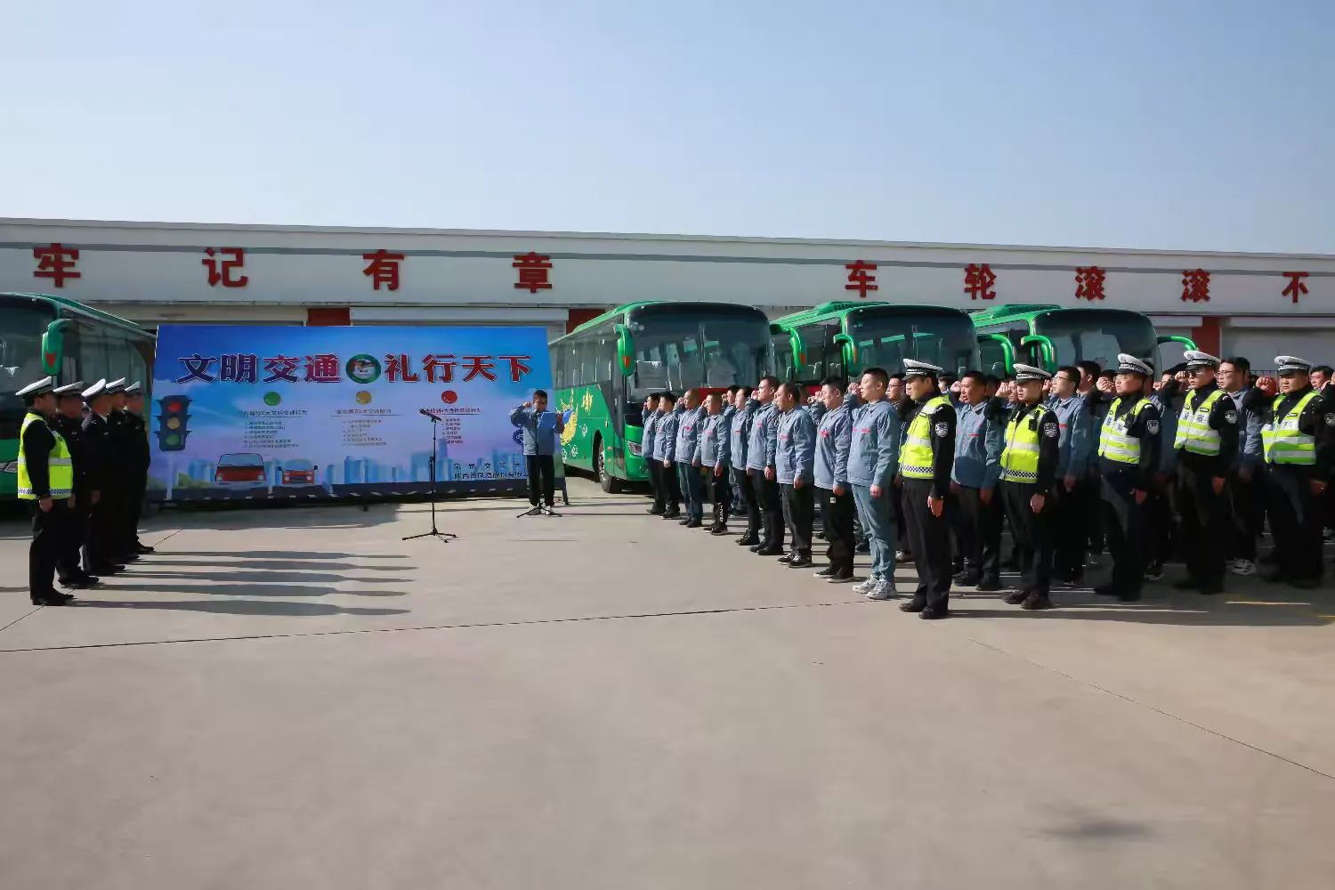 简篇-宝鸡交警“花式宣传”!“122”全国交通安全日预热氛围感拉满