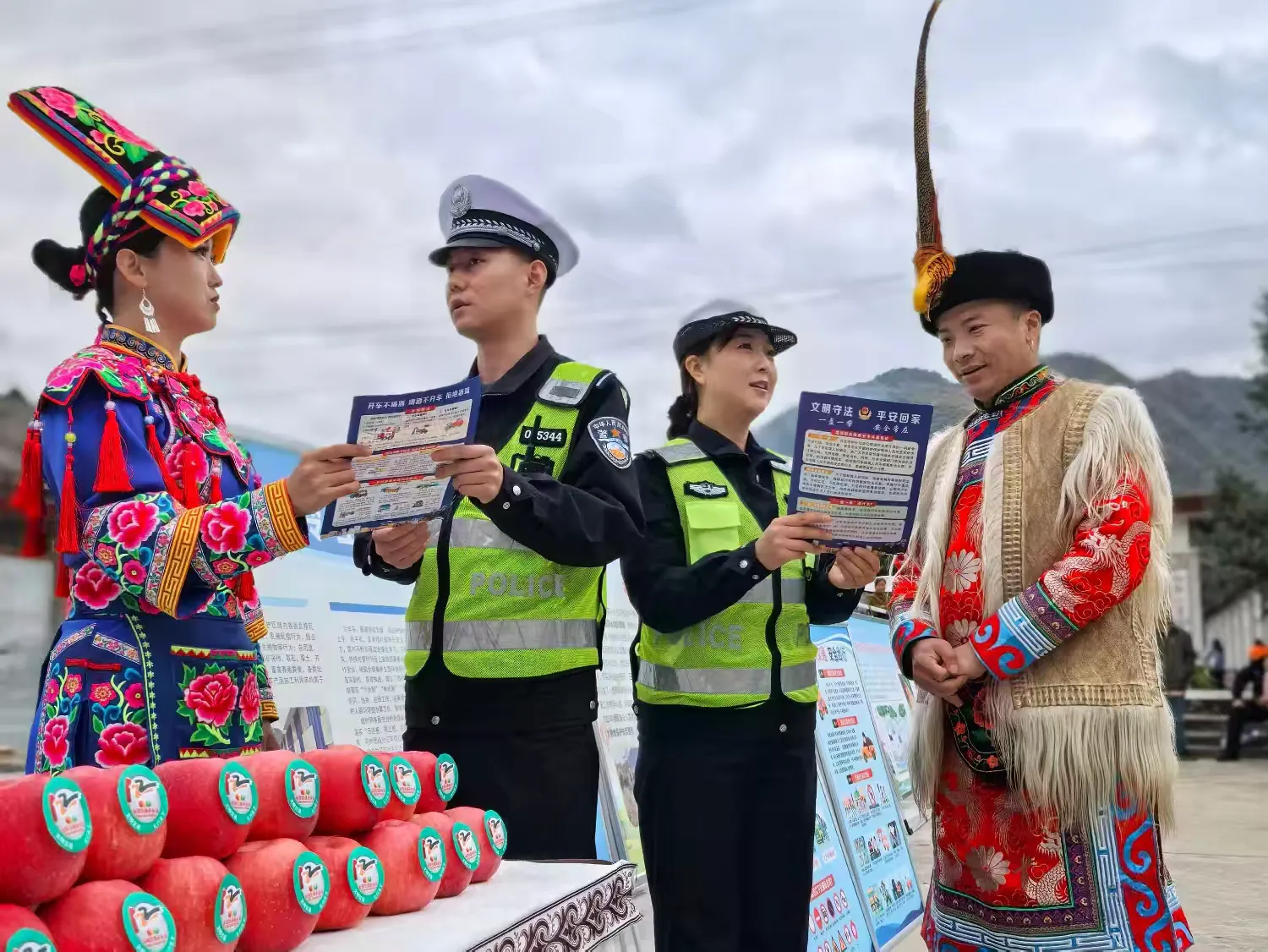 简篇-宝鸡交警“花式宣传”!“122”全国交通安全日预热氛围感拉满