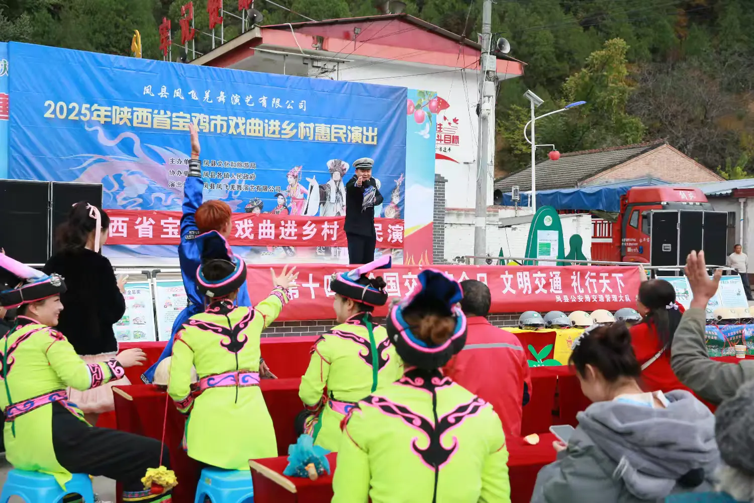 简篇-宝鸡交警“花式宣传”!“122”全国交通安全日预热氛围感拉满