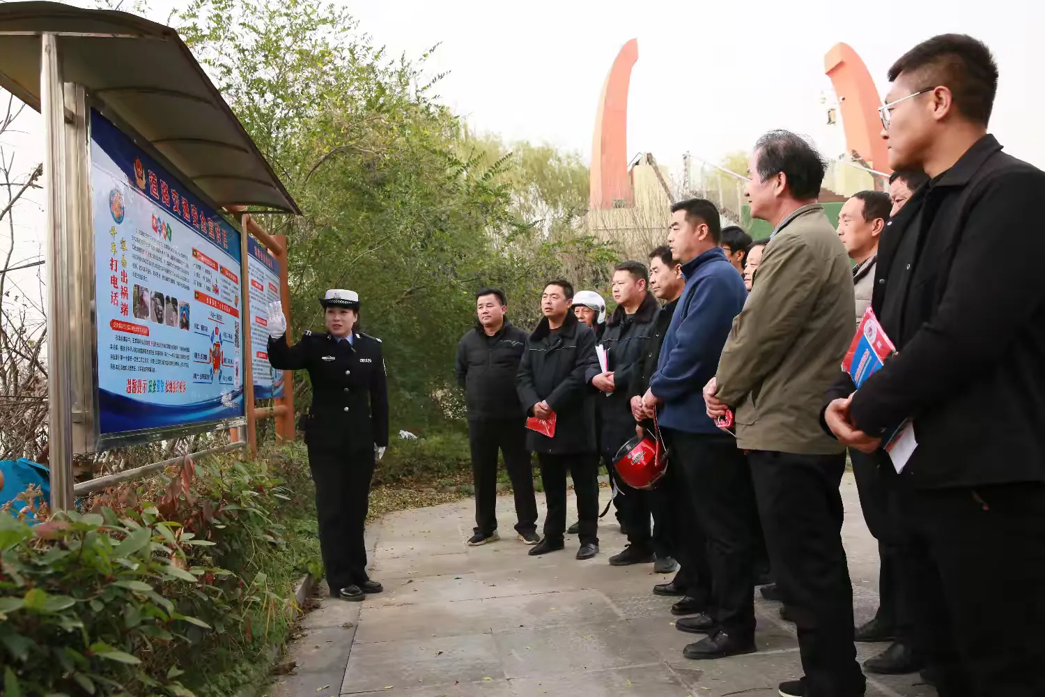 简篇-宝鸡交警“花式宣传”!“122”全国交通安全日预热氛围感拉满