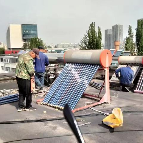 延南街道联合物业拆除居民楼废旧太阳能