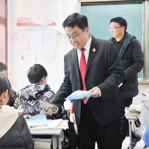 普法耕耘进校门，学生懂法育新人