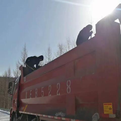 公路养护大队撒炉灰消隐患  筑牢路面“安全线”