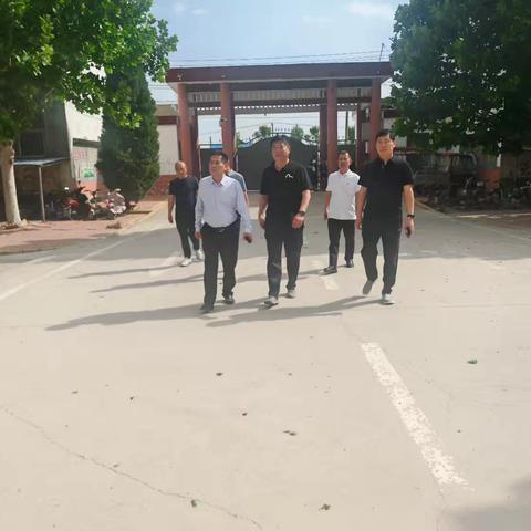 原阳县教育体育局党组书记、局长沈万强到太平镇第一初级中学调研校园食堂卫生工作