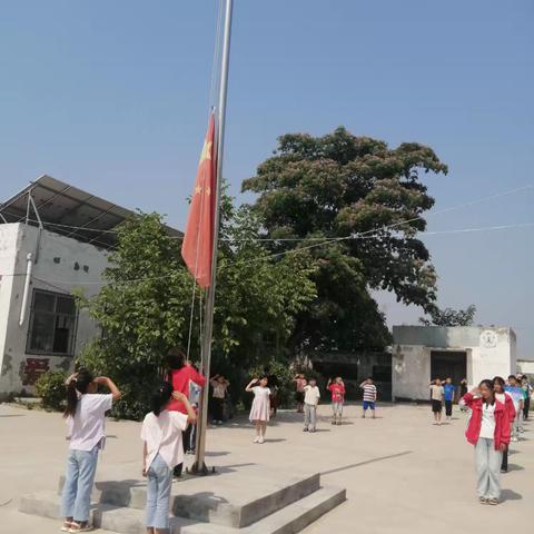 国旗飘扬，伴我成长——赵千寨小学升旗仪式