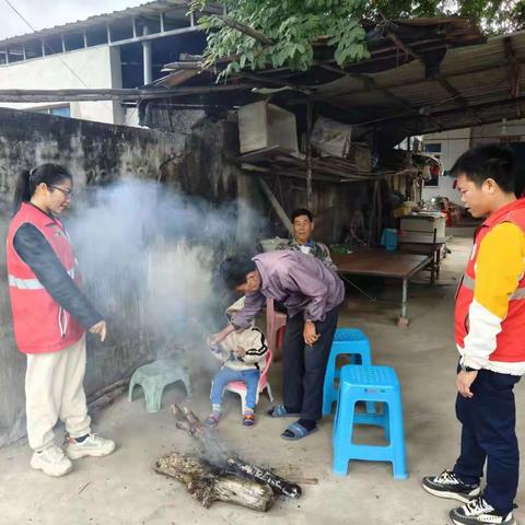 新龙镇网格员开展“大气污染”防治宣传