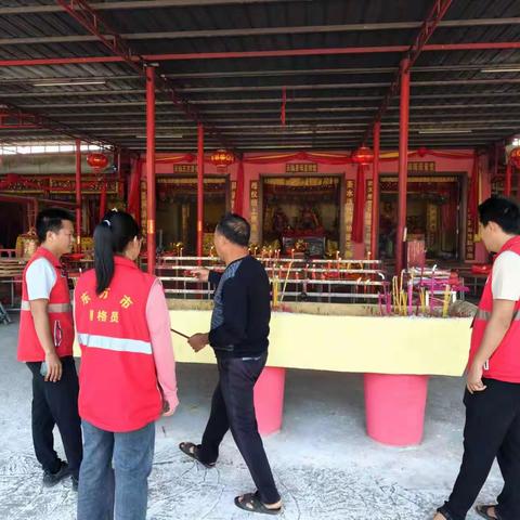 新龙镇网格员开展打击“非法宗教”宣传活动