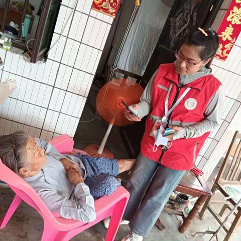 上门帮高龄老人做人脸识别认证工作