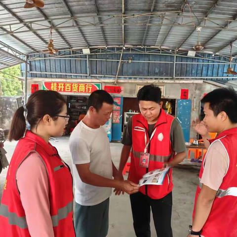 新龙镇网格员入户开展打击离岛免税“套代购”反走私宣传工作