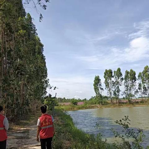 新龙镇龙卧村网格员开展防溺水宣传