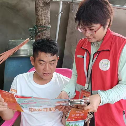 新龙镇网格员宣传“民法典”加强法治意识