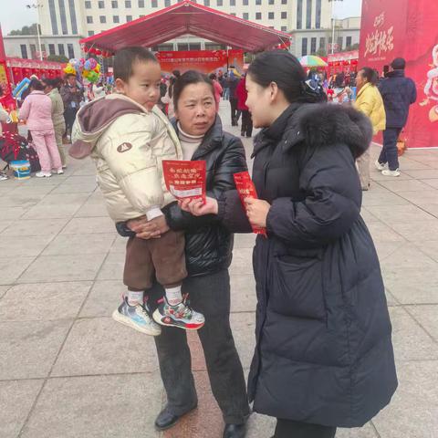 通山支行年货节外拓:金融服务暖新春