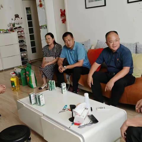 八一关爱慰问 情暖退役老兵