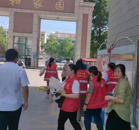 【孝德社区】清理乱贴小广告  提升环境在行动