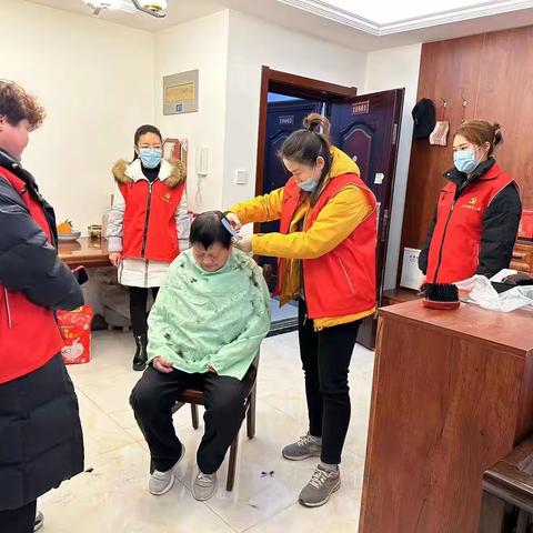 党建引领爱心剪 发短情长暖人心