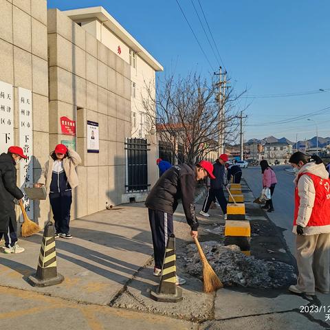 志愿服务我先行，美化环境树新风——下营中学团委开展“迎新年卫生大清整”活动，组织团员志愿者清扫校园周边环境