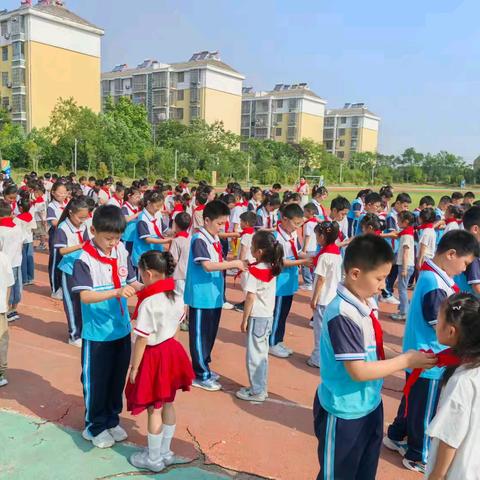 凤阳县淮滨小学“牢记党的教导，争做强国少年”少先队入队仪式