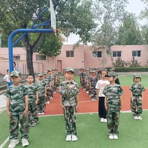 稍息，立正，向前看！——运城市第二实验中学一（1）班军训第一天