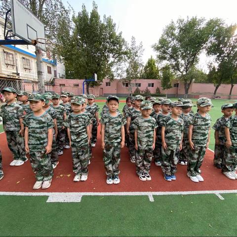 跨立，蹲下，向左转！——运城市第二实验中学一（1）班军训第二天