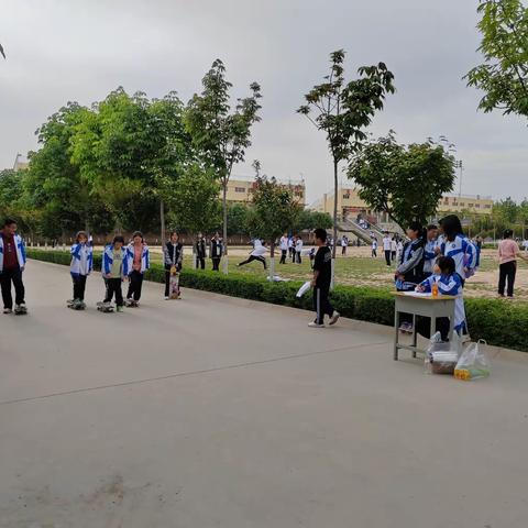 “滑”出美卷，青春飞扬----乾县一中滑板社举行滑板比赛