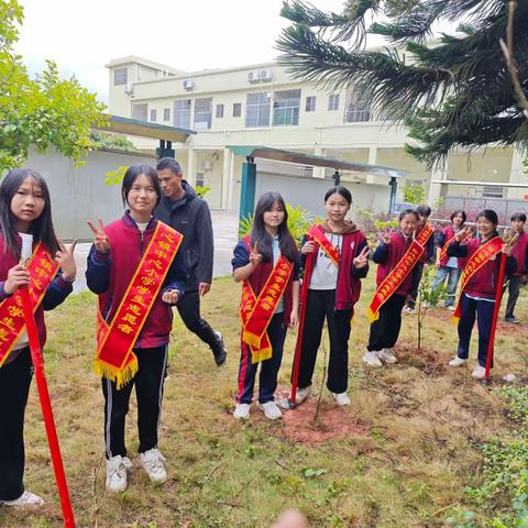 春风吹新绿，植树正当时——田心镇中心小学植树活动