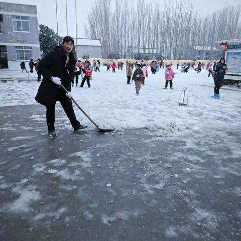 师生齐扫雪 安全暖人心——南王庄小学全体教师扫雪纪实