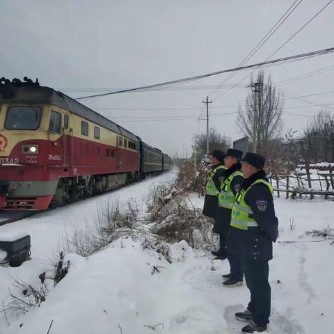 冰雪未融心系铁路    迎战暴雪确保畅通