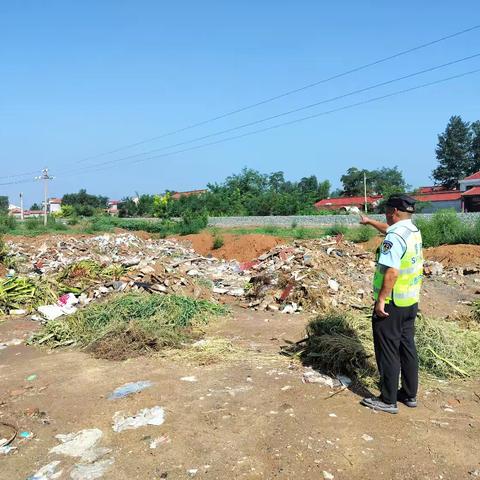 襄垣县清理一处铁路沿线垃圾