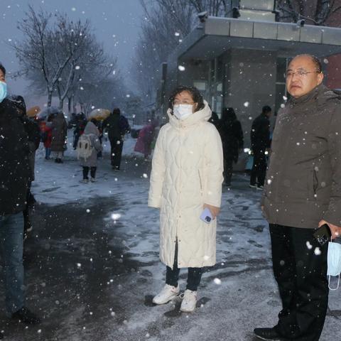 风雪同行 为爱护航——东营区第一中学开展扫雪护学行动