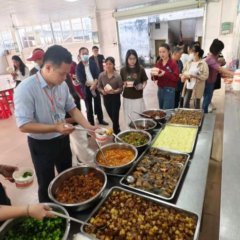 家校携手 共筑食安——藤县第三中学开展食堂工作“家长开放日”活动