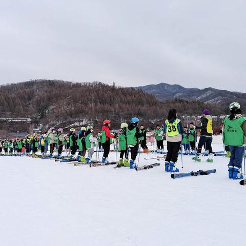 开设冰雪课程 助力学生健康成长 ——通钢三小学生乐享“冰雪运动”