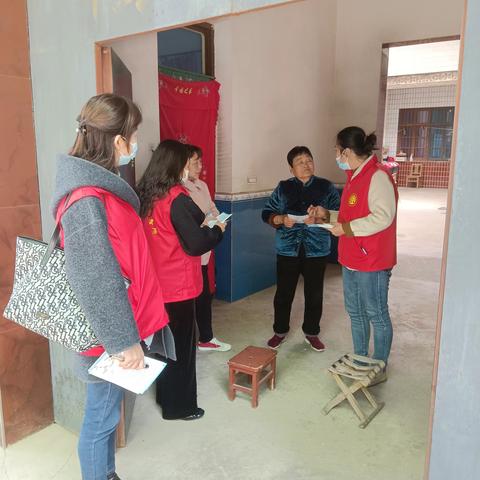 春意盎然的四月，下基层为群众做普法教育宣传