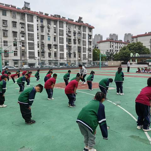 【减负增效攻坚行动｜第66期】合肥市长淮新村小学开展青年教师“成长课堂”公开课研讨活动（体育组）