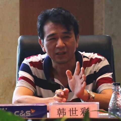 韩世彩董事长，他是八尺镇德高望重的优秀乡贤，德才兼备，在家乡威望很高，多年热心公益事业，是助力乡村振兴的重要力量。